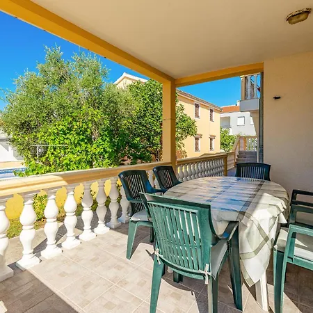 2 Bedroom Cozy In Apartment Vrsi