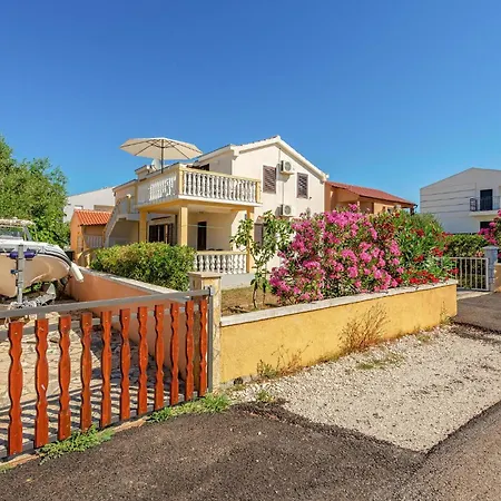 2 Bedroom Cozy In Apartment Vrsi
