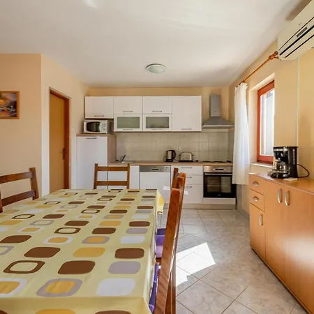 Apartment 2 Bedroom Cozy In