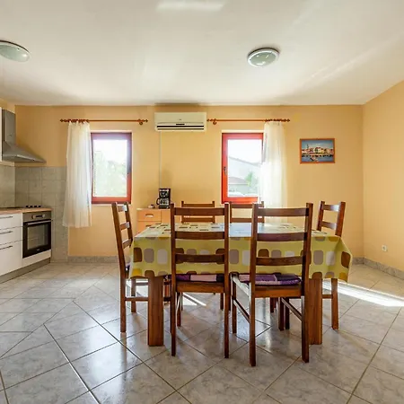 Apartment 2 Bedroom Cozy In *